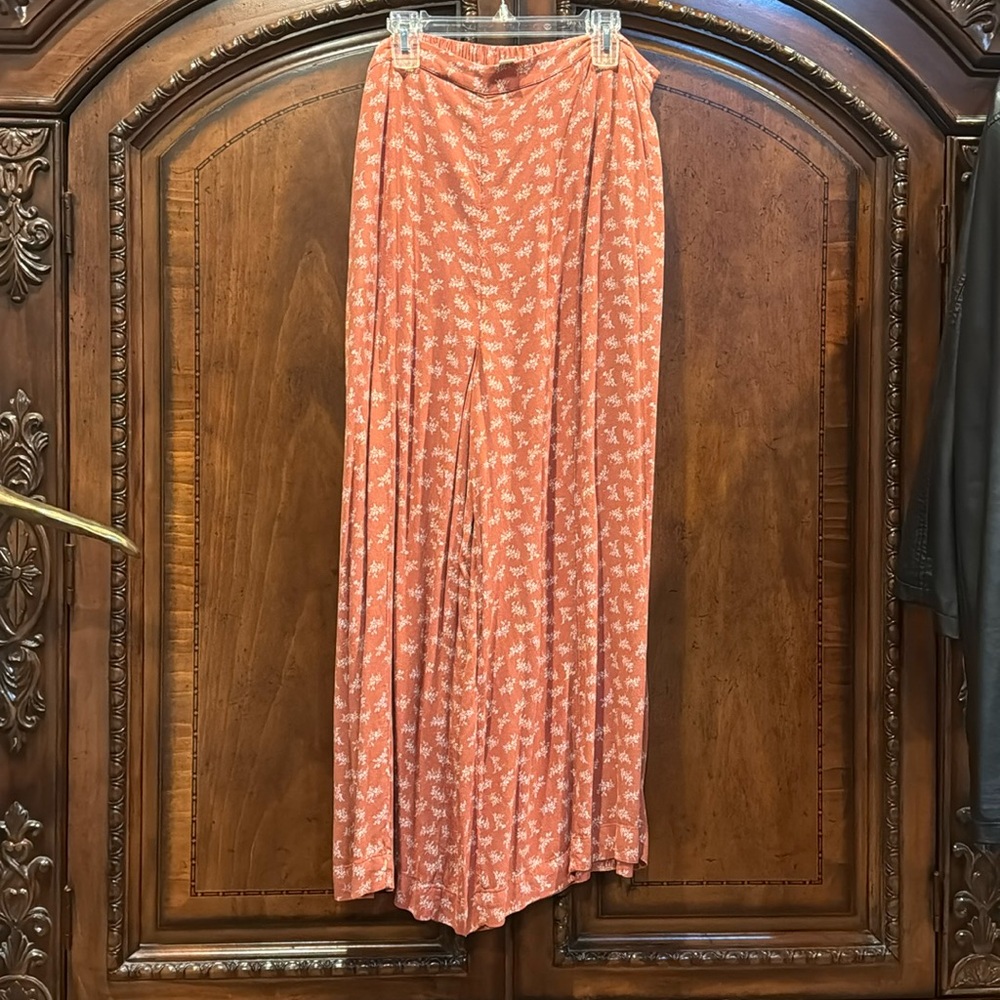 American Eagle Coral Wide Leg Capri Pants with Small Flowers, Size XL